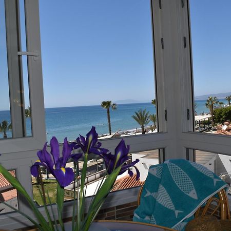 Fantastic Studio - Beachfront Apartment Торокс Екстериор снимка