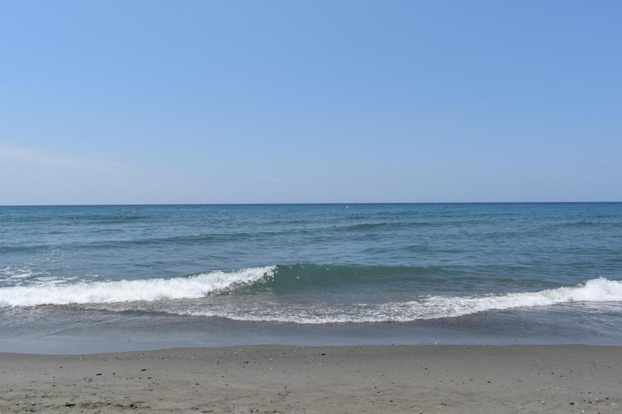 Fantastic Studio - Beachfront Apartment Торокс Екстериор снимка