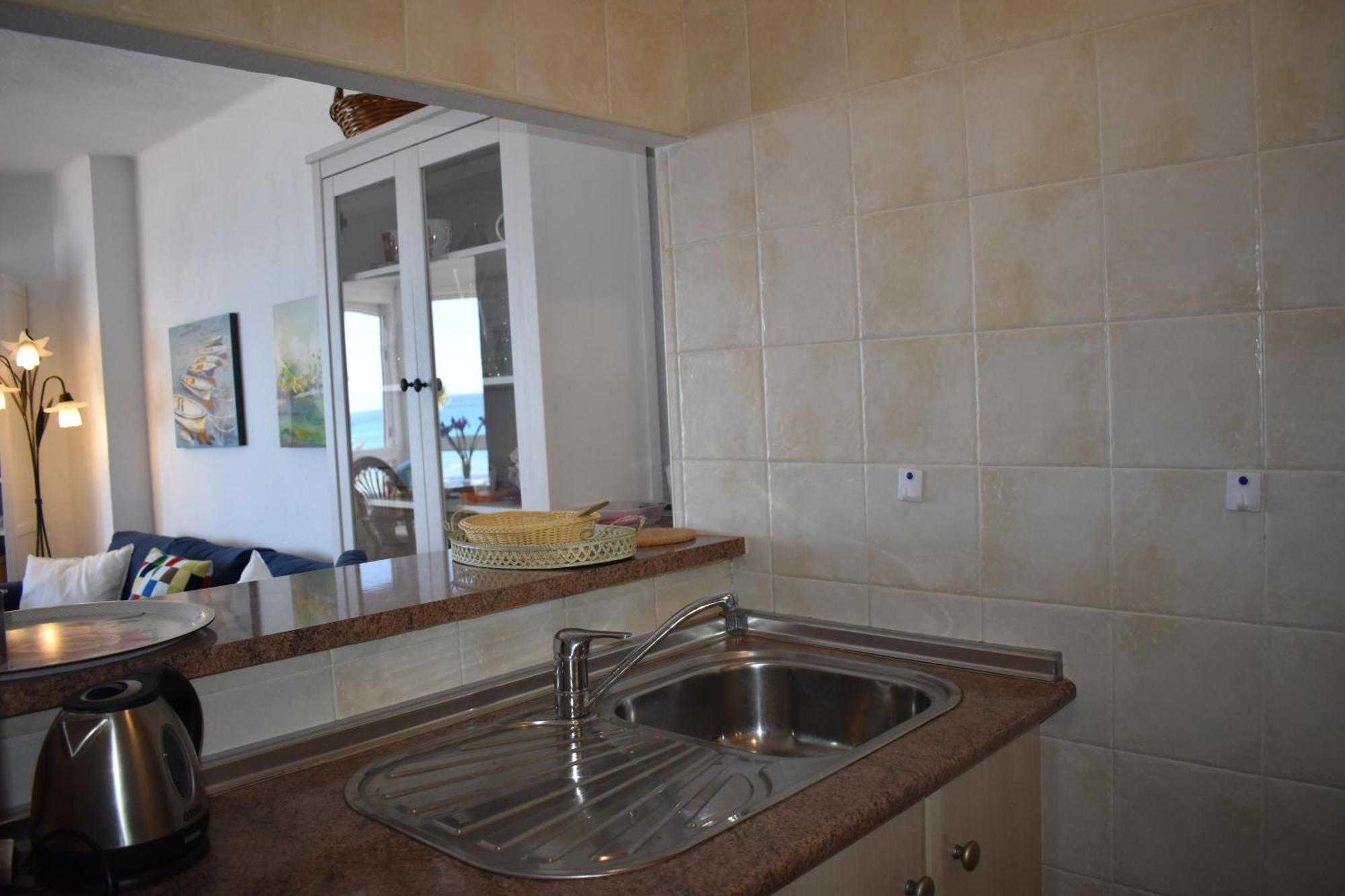 Fantastic Studio - Beachfront Apartment Торокс Екстериор снимка
