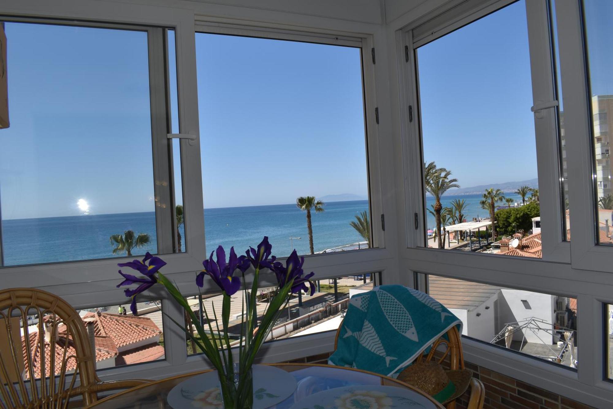 Fantastic Studio - Beachfront Apartment Торокс Екстериор снимка