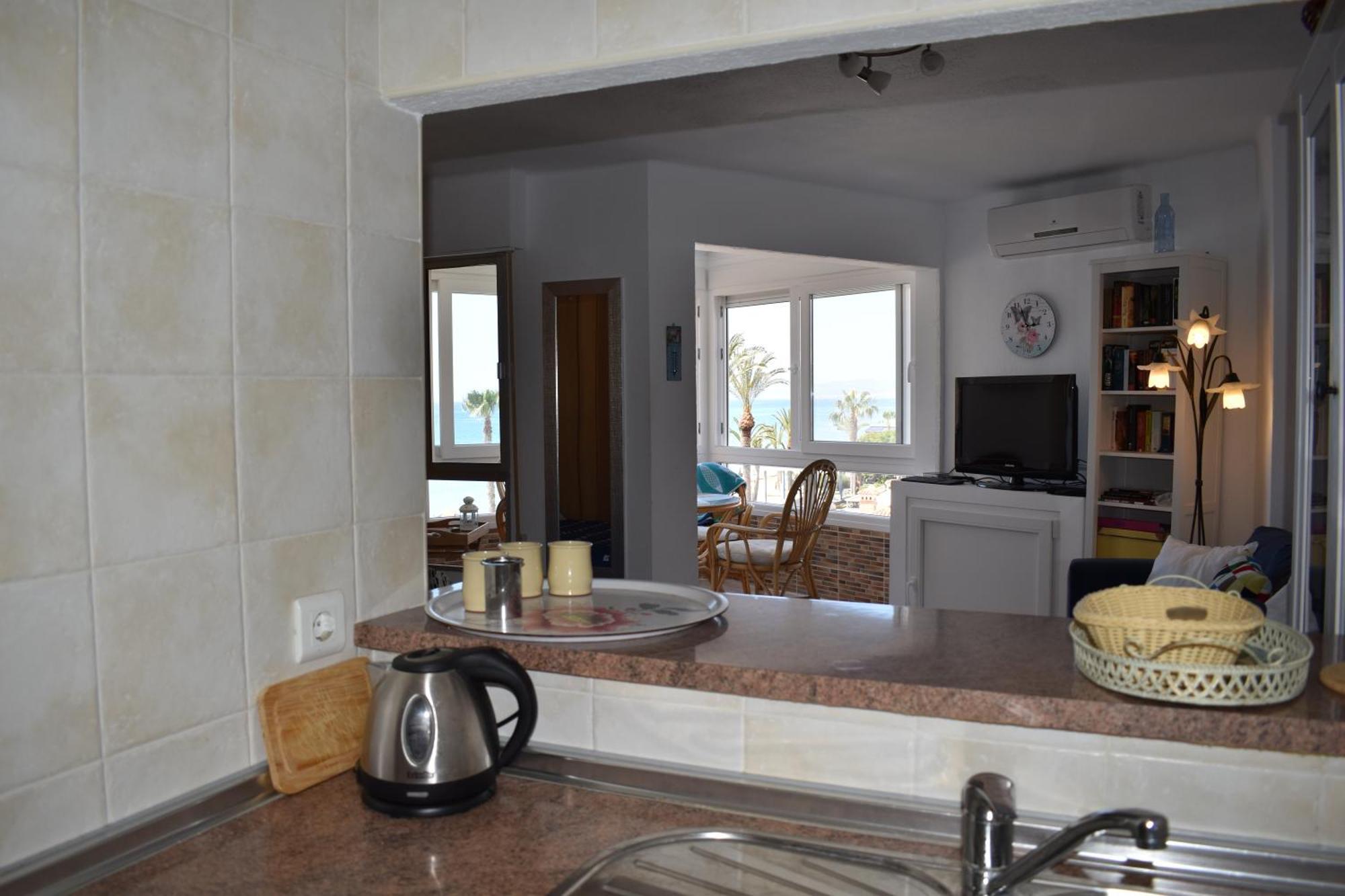 Fantastic Studio - Beachfront Apartment Торокс Екстериор снимка