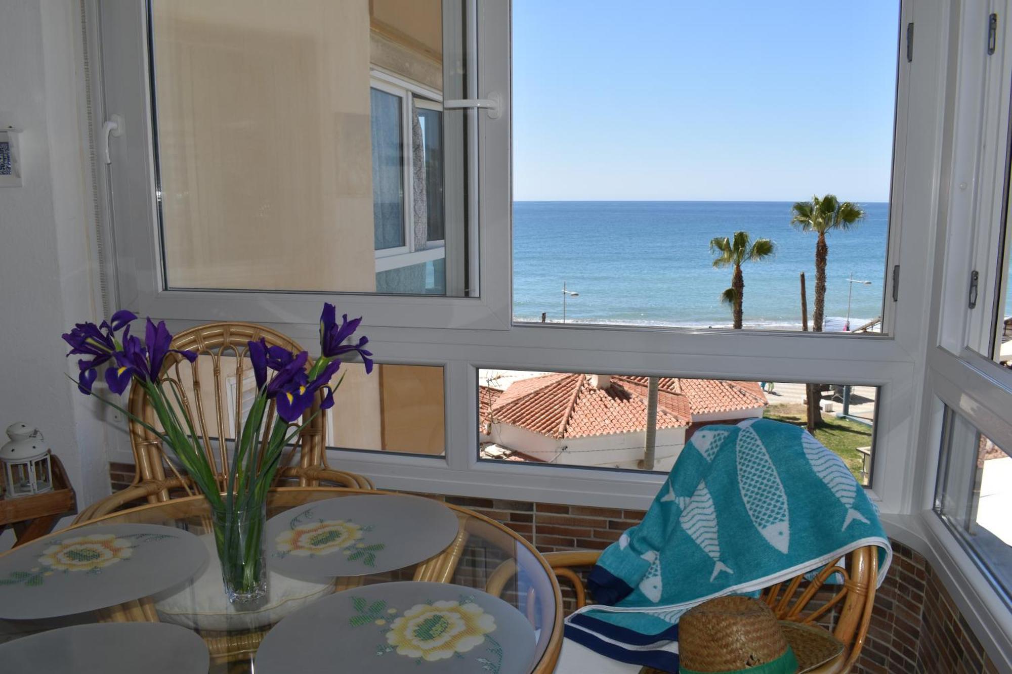 Fantastic Studio - Beachfront Apartment Торокс Екстериор снимка