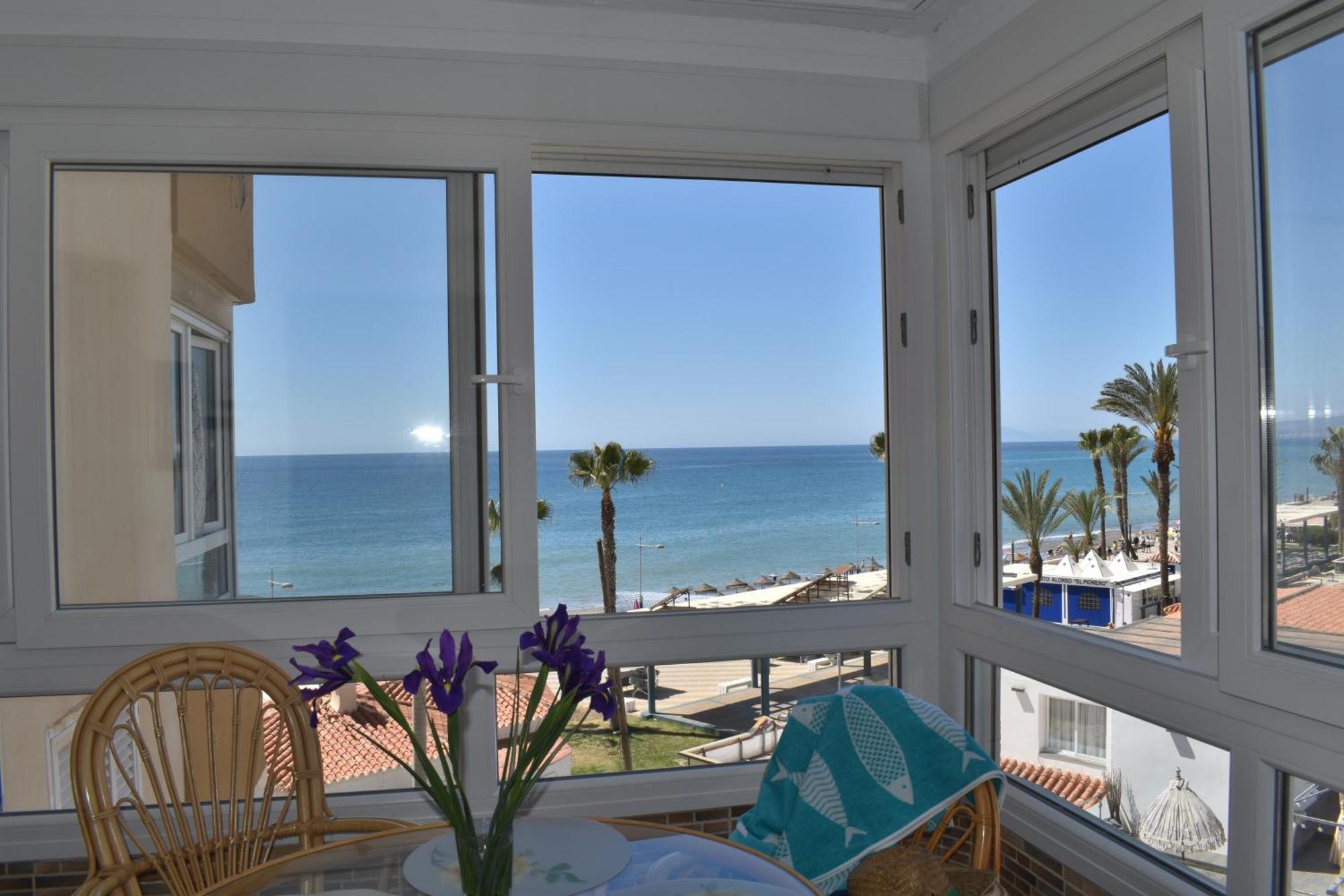 Fantastic Studio - Beachfront Apartment Торокс Екстериор снимка