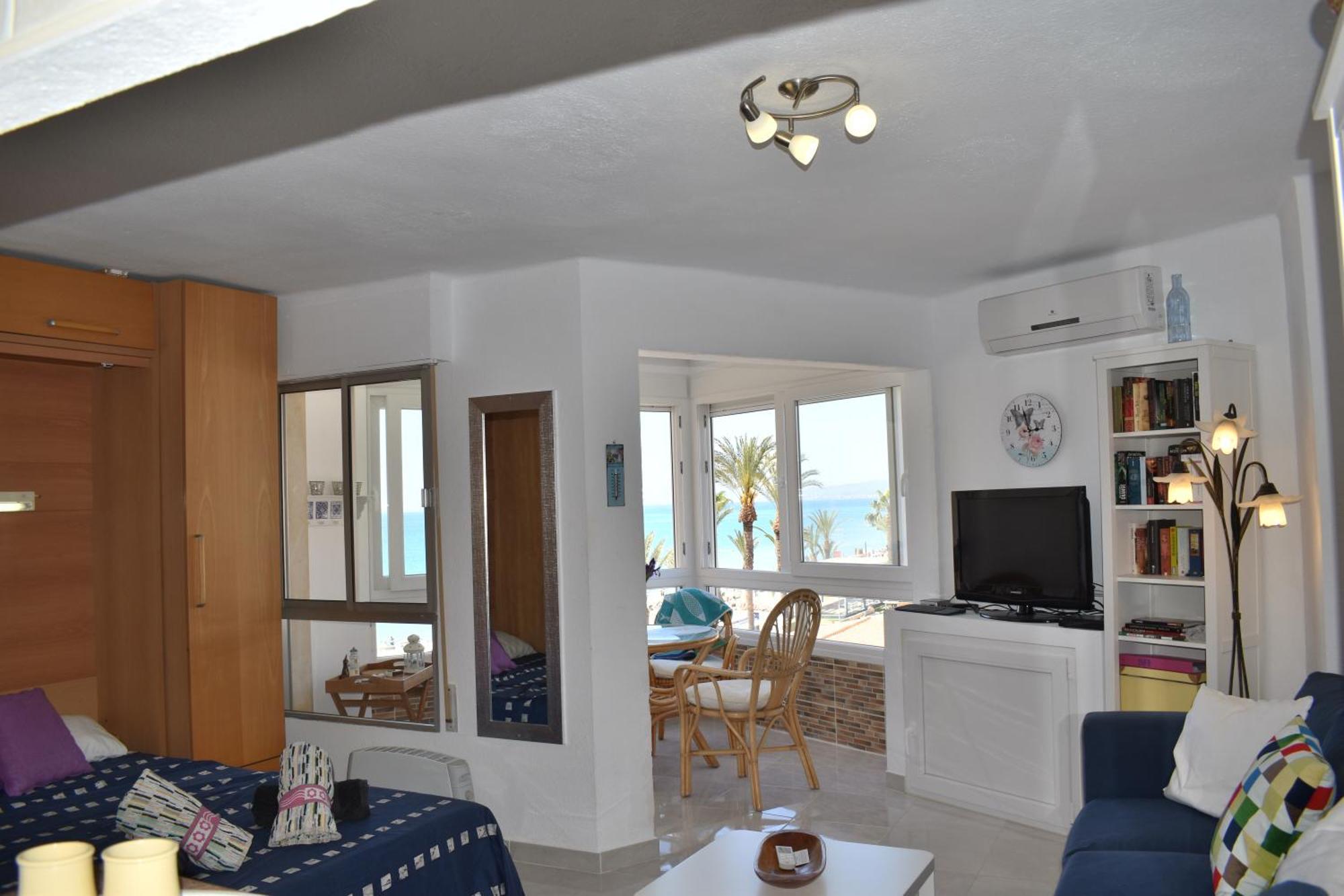 Fantastic Studio - Beachfront Apartment Торокс Екстериор снимка